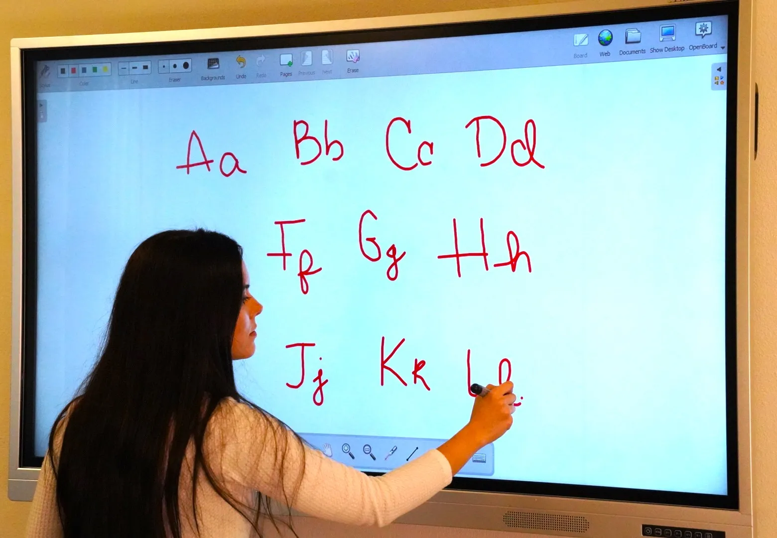 Mujer escribiendo en una pantalla Willboard